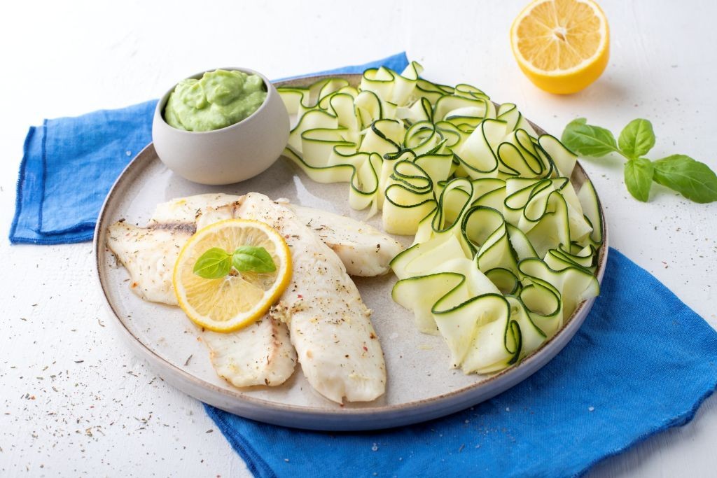 Tilápia filé avokádós cukkinivel